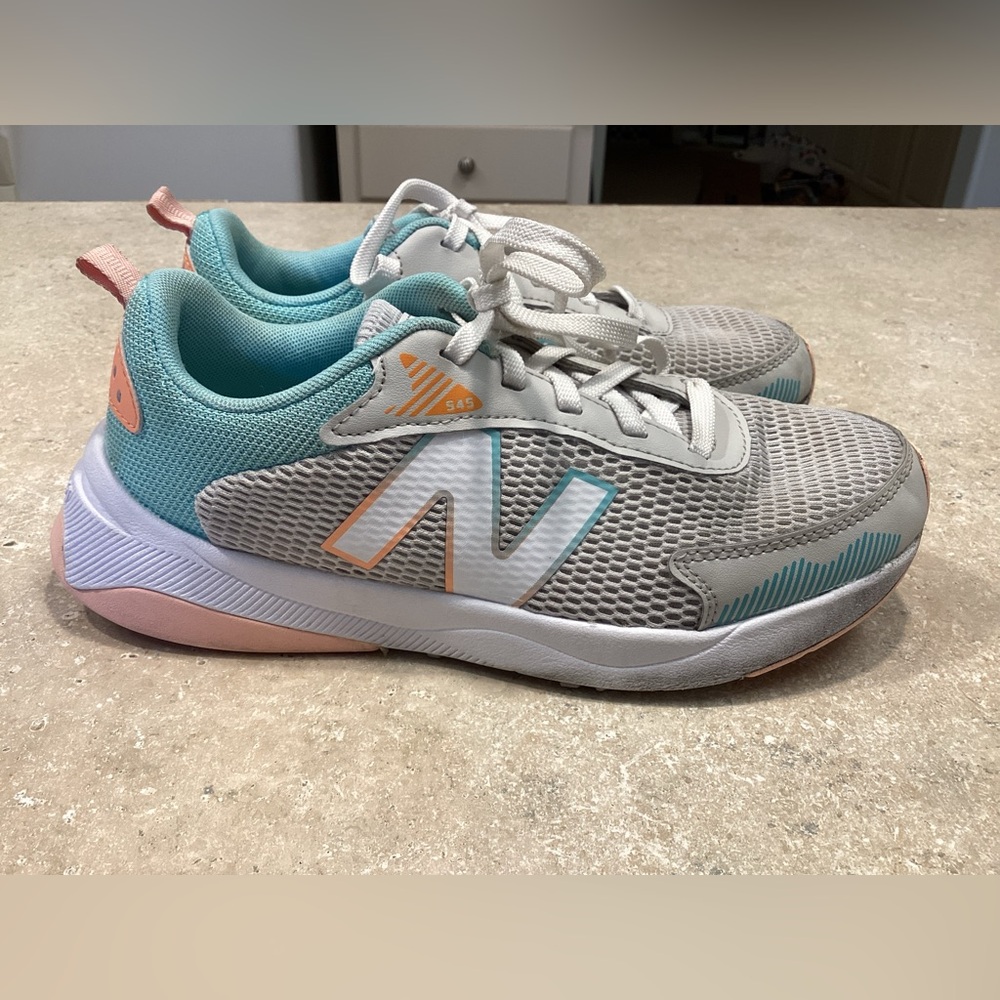 New Balance Girls athletic Sneakers size 4.5